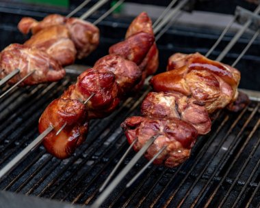 Krakow, Küçük Polonya / Polonya - 05 / 11 / 2019. Ana Pazar Meydanı 'ndaki gıda pazarı hafta sonu turistler ve yerel halk arasında çok popüler..