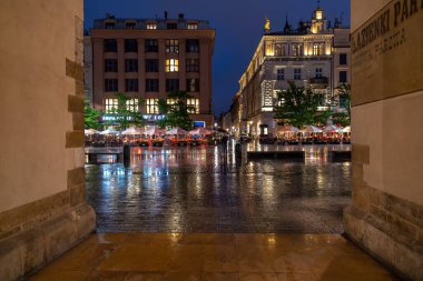 Ana Pazar Meydanı Krakow Yağmurdan sonra gece.