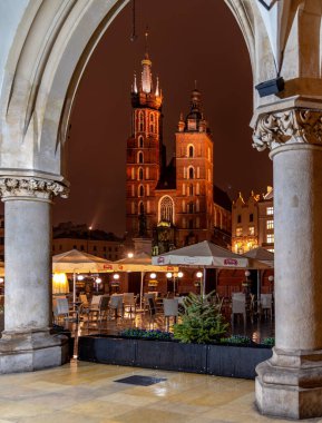 Krakow, Küçük Polonya / Polonya - 05 / 15 / 2019. Ana Pazar Meydanı Krakow 'da geceleyin St Mary Bazilikası