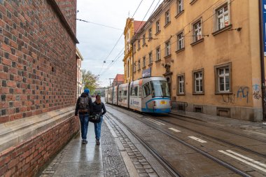 Wroclaw, Silesia / Polonya 05 / 09 / 2019. Oder nehri, köprüler ve tramvaylar ile Wroclaw 'daki Ostrw Tumski Bölgesi