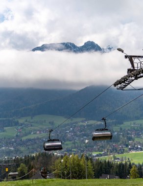Zakopane, Podhale / Polonya - 05 / 16 / 2019. Tatra Dağları, doğu Avrupa 'daki Karpat dağ zincirinin bir parçasıdır. Slovakya ve Polonya arasında doğal bir sınır oluşturur..