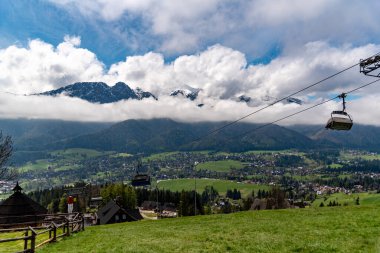 Zakopane, Podhale / Polonya - 05 / 16 / 2019. Tatra Dağları, doğu Avrupa 'daki Karpat dağ zincirinin bir parçasıdır. Slovakya ve Polonya arasında doğal bir sınır oluşturur..