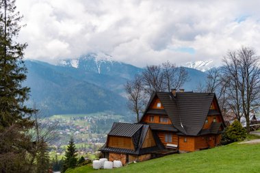 Zakopane, Podhale / Polonya - 05 / 16 / 2019. Tatra Dağları, doğu Avrupa 'daki Karpat dağ zincirinin bir parçasıdır. Slovakya ve Polonya arasında doğal bir sınır oluşturur..