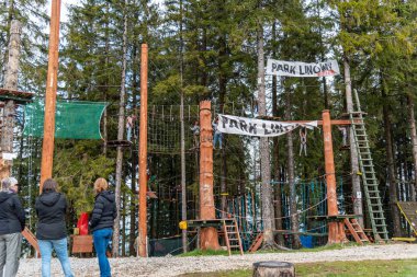 Zakopane, Podhale / Polonya - 05 / 16 / 2019. Polonya 'nın Zakopane kasabasının yukarısındaki Gubawka Sıradağları' ndaki Gubawka Dağı 'ndaki Linowy eğlence parkı.