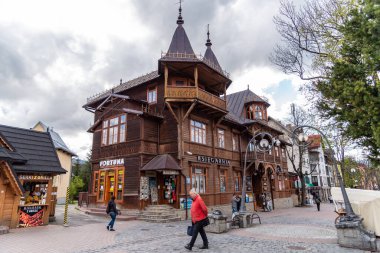 Zakopane, Podhale / Polonya - 05 / 16 / 2019. Küçük tezgahları olan Zakopane kasabası peynir satıyor, el yapımı şeker dükkanları, iyi giyim mağazaları ve bazı lezzetli restoranlar..