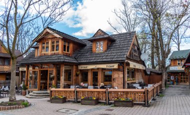 Zakopane, Podhale / Polonya - 05 / 16 / 2019. Küçük tezgahları olan Zakopane kasabası peynir satıyor, el yapımı şeker dükkanları, iyi giyim mağazaları ve bazı lezzetli restoranlar..