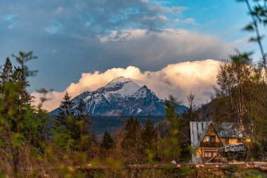 Zakopane, Podhale / Polonya - 05 / 17 / 2019. Alacakaranlıktaki Tatra Dağları, doğu Avrupa 'daki Karpat dağ zincirinin bir parçasıdır. Slovakya ve Polonya arasında doğal bir sınır oluşturur..