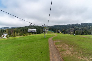 Zakopane, Podhale / Polonya - 05 / 16 / 2019. Gubawka Range 'deki Gubawka Dağı' nda, Polonya 'nın Zakopane kasabasının yukarısındaki sandalyede.