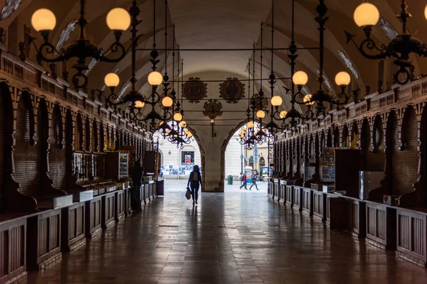 Krakow, Küçük Polonya / Polonya - 05 / 11 / 2019. Krakow ve Ana Pazar Meydanı gün içinde turistler arasında çok popüler..