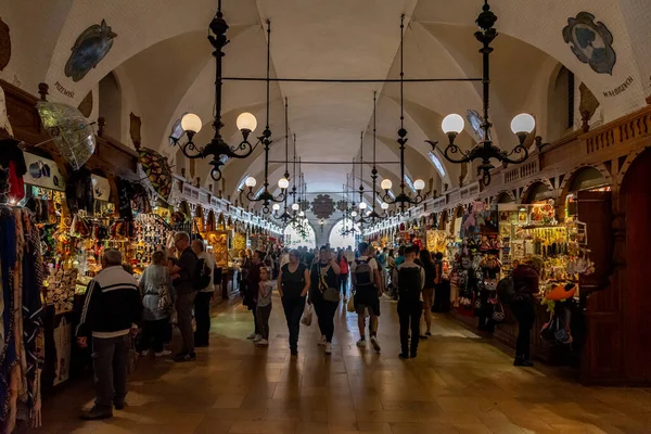 Krakow, Küçük Polonya / Polonya - 05 / 11 / 2019. Krakow ve Ana Pazar Meydanı gün içinde turistler arasında çok popüler..