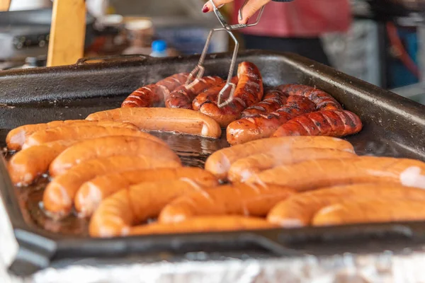 Krakow, Küçük Polonya / Polonya - 05 / 11 / 2019. Ana Pazar Meydanı 'ndaki gıda pazarı hafta sonu turistler ve yerel halk arasında çok popüler..
