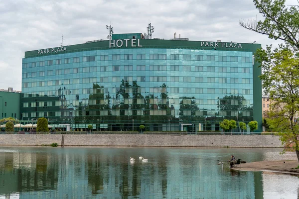 Wroclaw, Silesia / Polonya 05 / 10 / 2019. Partyzant Tepesi (Wzgrze Partyzantw) güzel parkları ve Oder Nehri manzarası ile