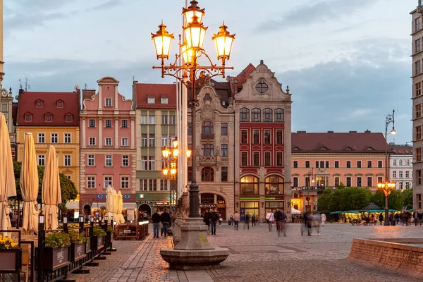 Wroclaw, Silesia / Polonya 05 / 09 / 2019. Oder nehri, köprüler ve tramvaylar ile Wroclaw 'daki Ostrw Tumski Bölgesi.