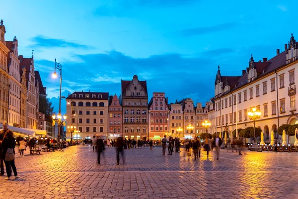 Wroclaw, Silesia / Polonya 05 / 09 / 2019. Wrocaw, Polonya 'nın batısında, Oder Nehri üzerinde yer alan bir şehirdir. Pazar Meydanı, zarif kasaba evleri ve modern bir çeşmesiyle tanınır.