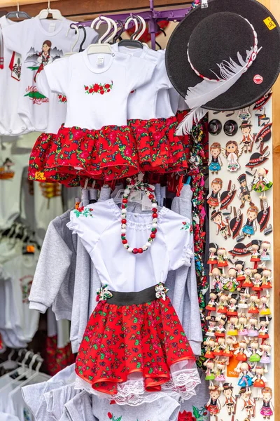 Zakopane, Podhale / Polonya - 05 / 16 / 2019. Küçük tezgahları olan Zakopane kasabası peynir satıyor, el yapımı şeker dükkanları, iyi giyim mağazaları ve bazı lezzetli restoranlar..