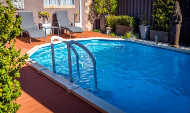 Perth, WA / Avustralya - 08 / 19 / 2019 Yerüstü havuzu yerin altına gömüldü ve güverte ile çevrili.