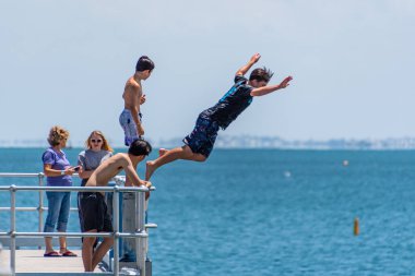 Rockingham, WA / Avustralya - 12 / 20 / 2019 Palm Beach, Mangles Körfezi 'nde gençler atlıyor.