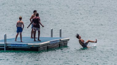 Rockingham, WA / Avustralya - 12 / 20 / 2019 Palm Beach, Mangles Bay 'de dubadan atlayan gençler.