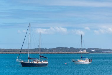 Rockingham, WA / Avustralya - 12 / 20 / 2019 Yachts Güzel Palm Beach, Mangles Bay 'e demirlemiş