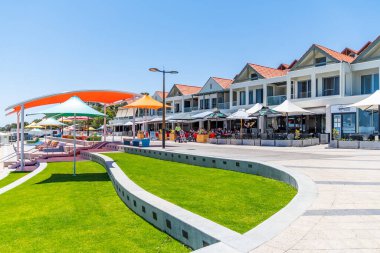 Rockingham, WA / Avustralya - 11 / 15 / 2019 Rockingham renkli şemsiyeler ve koltuklarla baştan yaratma.