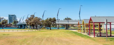 Mandurah, WA / Australia - 02/07/2020. Yeni Mandurah Trafik Köprüsü trafik kapasitesini artırdı ve topluma ikonik bir yapı sağladı.