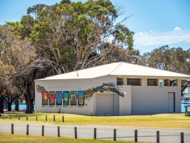Mandurah, WA / Australia - 02/07/2020. Mandurah kıyısı turistler arasında restoran, balık ve patates kızartması, tekne, eğlence ve martılar arasında popülerdir..