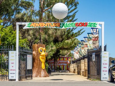 Mandurah, WA / Australia - 02/07/2020. Mandurah kıyısı turistler arasında restoran, balık ve patates kızartması, tekne, eğlence ve martılar arasında popülerdir..