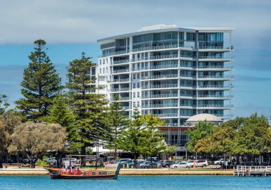 Mandurah, WA / Australia - 02/07/2020. Mandurah kıyısı turistler arasında restoran, balık ve patates kızartması, tekne, eğlence ve martılar arasında popülerdir..