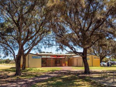 Mandurah, WA / Australia - 02/07/2020. Mandurah kıyısı turistler arasında restoran, balık ve patates kızartması, tekne, eğlence ve martılar arasında popülerdir..