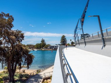 Mandurah, WA / Australia - 02/07/2020. Yeni Mandurah Trafik Köprüsü trafik kapasitesini artırdı ve topluma ikonik bir yapı sağladı.