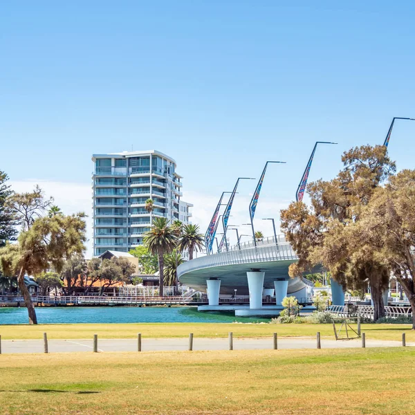 Mandurah, WA / Australia - 02/07/2020. Yeni Mandurah Trafik Köprüsü trafik kapasitesini artırdı ve topluma ikonik bir yapı sağladı.