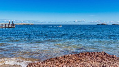 Shoalwater Körfezi, WA / Avustralya 04 / 14 / 2020 Point Peron Rockingham sahilindeki Penguen Adası 'na kadar uzun, temiz plajlar ve feribot.