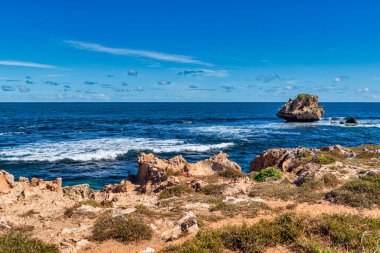 Sahilde ve Point Peron Rockingham sahillerinde kayalık kireçtaşı oluşumları