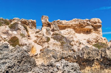Sahilde ve Point Peron Rockingham sahillerinde kayalık kireçtaşı oluşumları