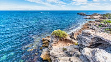 Sahilde ve Point Peron Rockingham sahillerinde kayalık kireçtaşı oluşumları