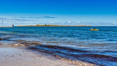 Shoalwater Körfezi, WA / Avustralya 04 / 14 / 2020 Point Peron Rockingham sahilindeki Penguen Adası 'na kadar uzun, temiz plajlar ve feribot.