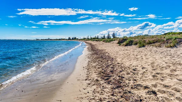Shoalwater Körfezi, WA / Avustralya 04 / 14 / 2020 Point Peron Rockingham sahilindeki Penguen Adası 'na kadar uzun, temiz plajlar ve feribot.