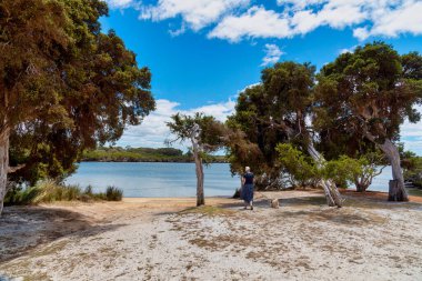 Augusta, WA - Avustralya 12-10-2022 Batı Avustralya 'nın güneybatısındaki Augustas Hardy Körfezi' nin sakin suları yürüyüş, yüzme, kano, seyahat, balık ya da dinlendirici bir piknik için en güzel yerdir.