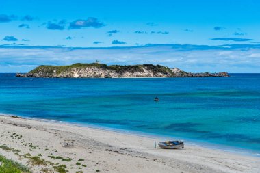 Augusta, WA - Avustralya 12-10-2022 Hamelin Körfezi, engin bir beyaz kum, turkuaz suları deniz yaşamı ve muhteşem sahil uçurumları..