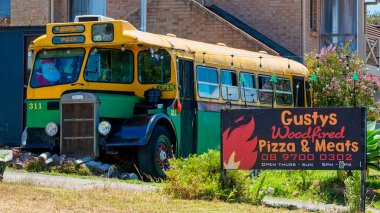 Augusta, WA - Avustralya 12-11-2022 Gustys Wood eski ikonik otobüsüyle pizza restoranını yaktı.