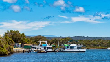 Augusta, WA - Avustralya 12-12-2022 Blackwood Nehri 'ndeki yüzen evler. Avustralya 'nın güneybatısında ikonik bir hedef, Hardy Körfezi' ndeki Augusta bölgesi.