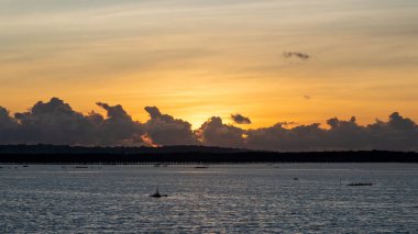 Benoa Körfezi 'nde gün batımında arkada Toll Köprüsü var. Bali, Endonezya