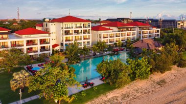 Tanjung Benoa, Bali - Endonezya 10-29-2022. Alacakaranlıkta ve günbatımında Bali tatil beldesi.