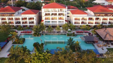 Tanjung Benoa, Bali - Endonezya 10-29-2022. Alacakaranlıkta ve günbatımında Bali tatil beldesi.