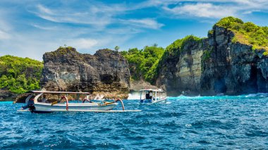 Nusa Penida, Bali - Endonezya 10-29-2022. Manta vatozlarını görmek için dalgalı sularda Nusa Penida adasında şnorkelle yüzmek..