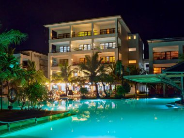 Tanjung Benoa, Bali - Endonezya 10-29-2022. Alacakaranlıkta ve günbatımında Bali tatil beldesi.