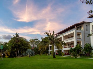 Tanjung Benoa, Bali - Endonezya 10-29-2022. Alacakaranlıkta ve günbatımında Bali tatil beldesi.