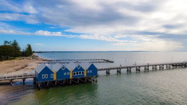 Busselton, WA - Avustralya 07-26-2022. Busselton Jetty 'nin hava manzarası 1841 metre uzunluğundaki güney yarımküredeki en uzun kereste yığını..