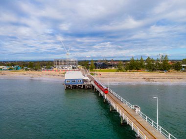 Busselton, WA - Avustralya 07-26-2022. Busselton Jetty 'nin hava manzarası 1841 metre uzunluğundaki güney yarımküredeki en uzun kereste yığını..