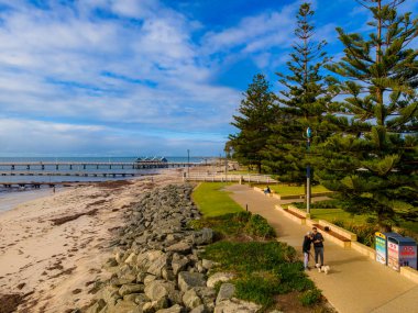 Busselton, WA - Avustralya 07-26-2022. Busselton Foreshore size beyaz kumlu bir plaj sunuyor. Sadece sizin ve yunusların yüzebileceği bir yer..
